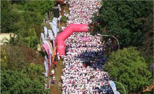 1998: Avon realiza la primera caminata para recaudar fondos para el cáncer de mama
