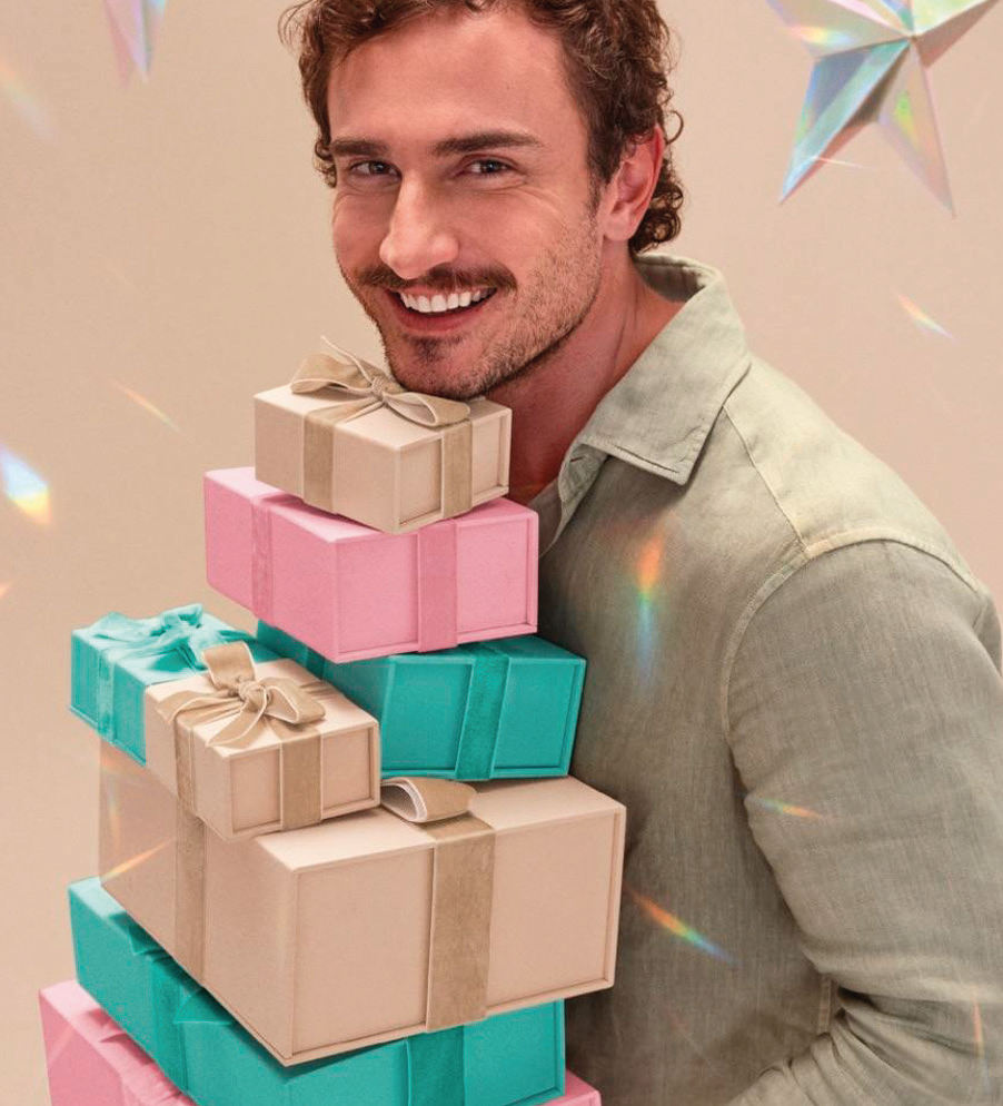 Hombre con regalos Avon